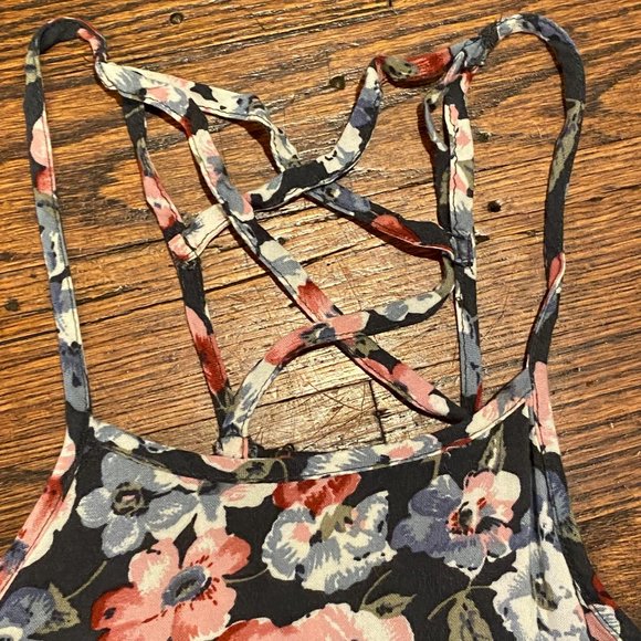 Flowy Floral Tank Top - Picture 3 of 4